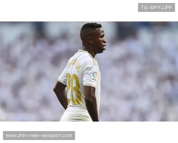 皇马快速变向突破，维尼修斯禁区凌空抽射